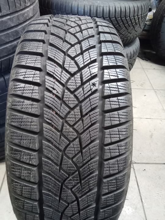 Opona zimowa Goodyear Ultra Grip Performance + 215/55R16 93 H przyczepność